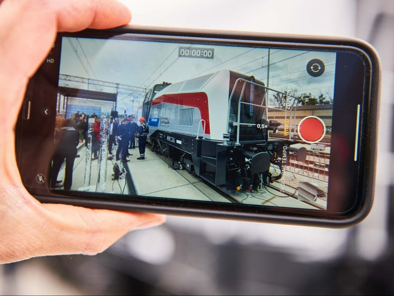 Takiego pociągu jeszcze nie było: wagony retro, ale lokomotywa już na wodór