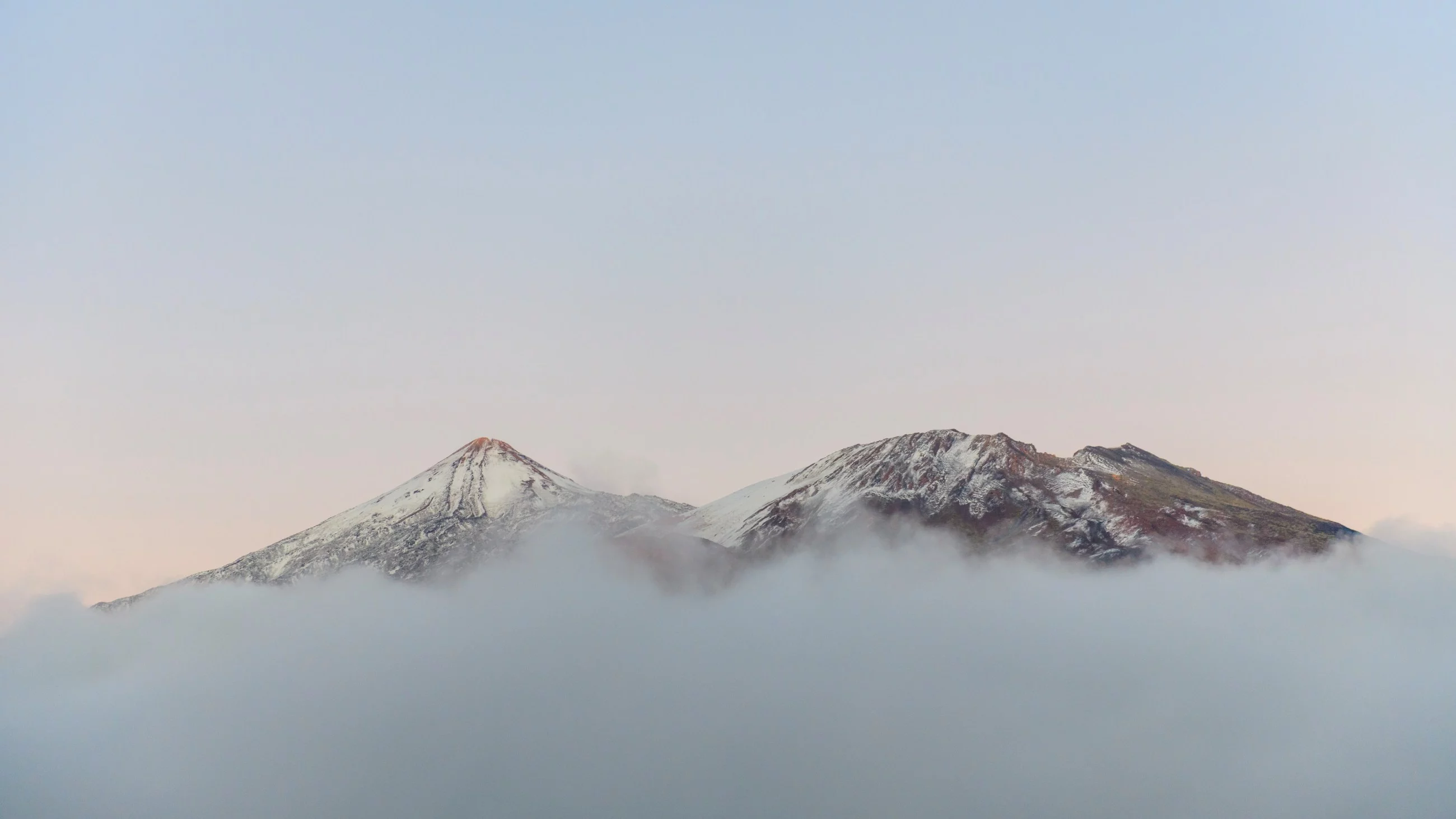 Na Teneryfie pojawił się śnieg. Największe opady odnotowane od 2016 roku