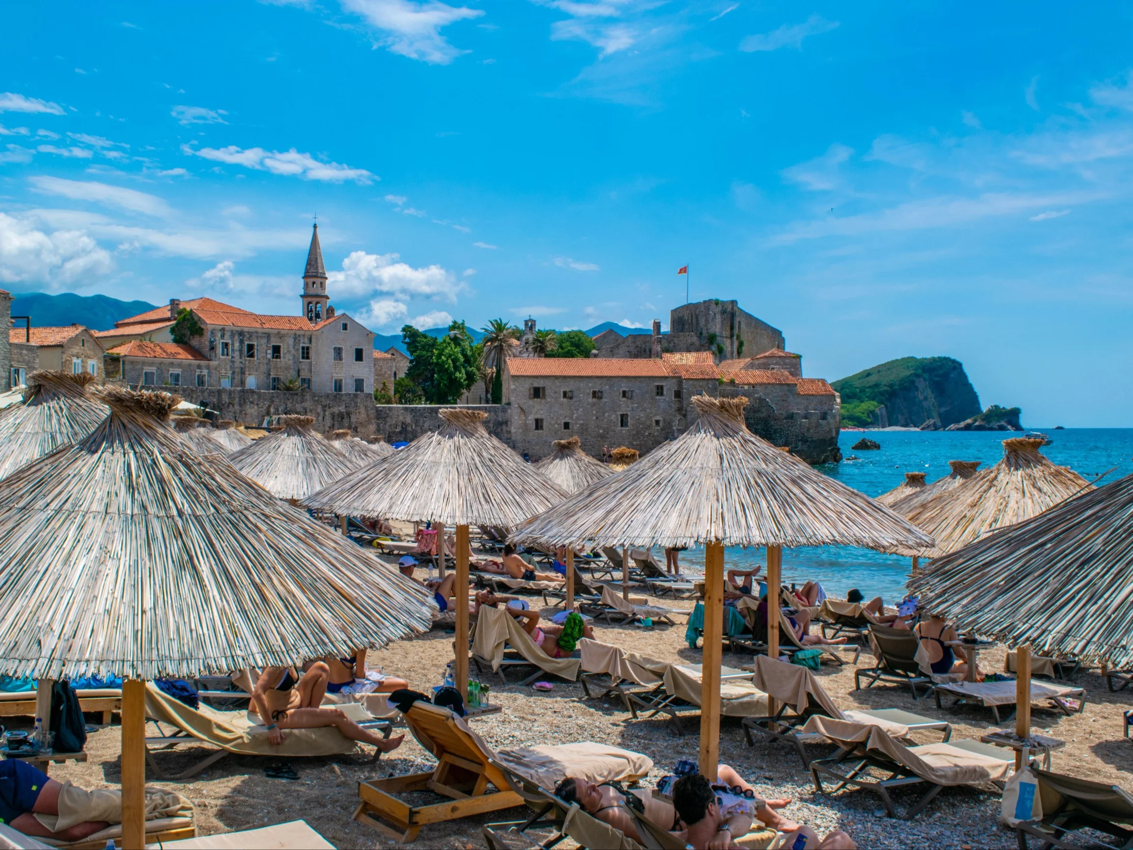 Turyści na plaży w Budvie, Czarnogóra