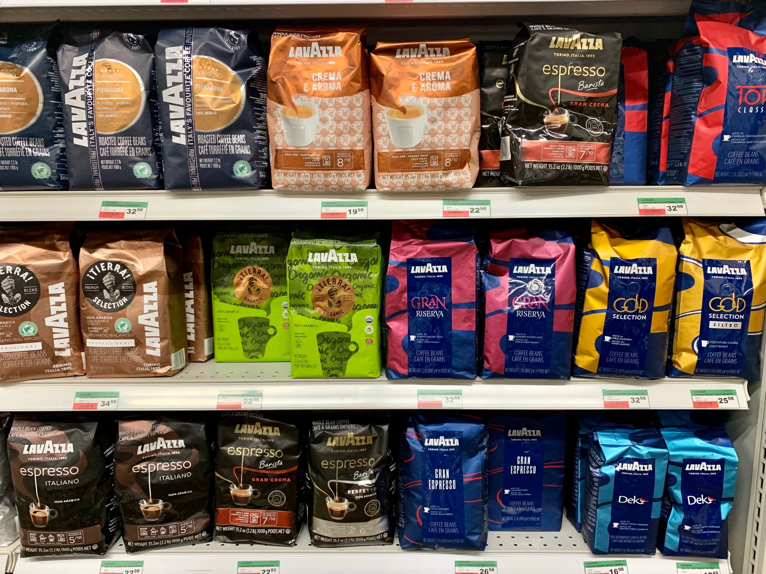 Półka z kawą w supermarkecie
