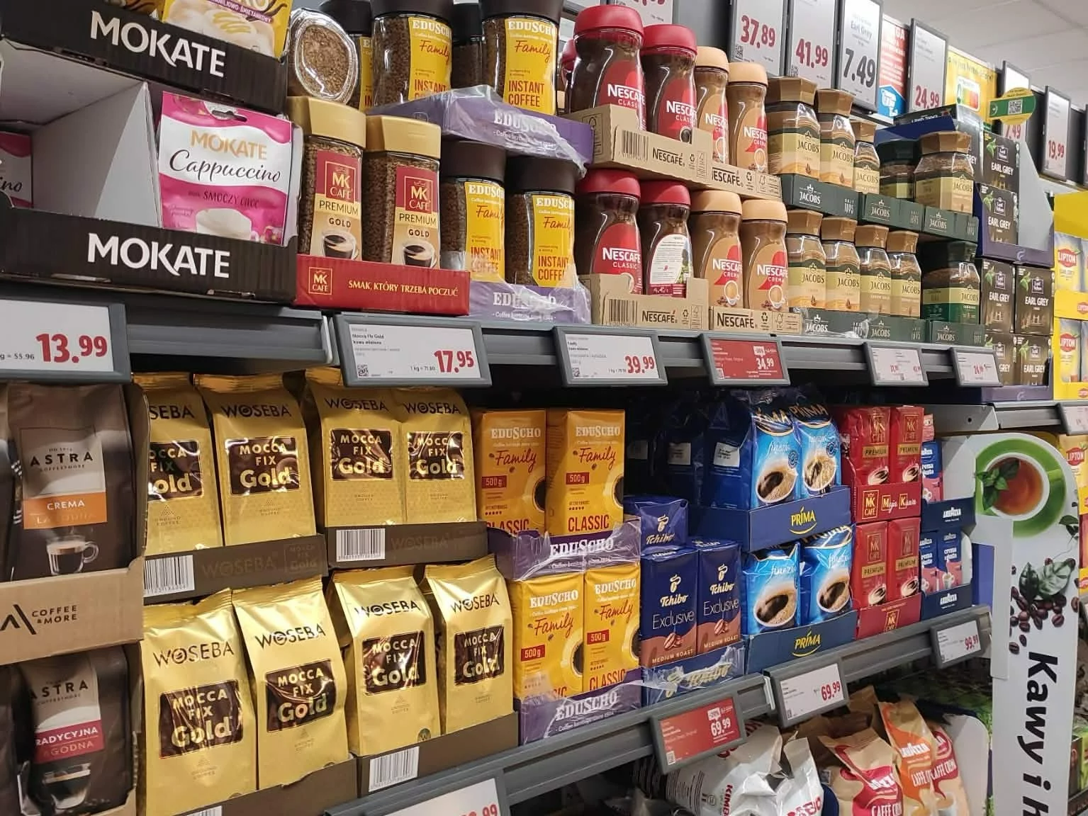 Kawy na sklepowej półce