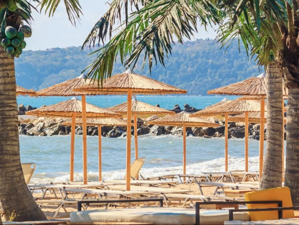 Plaża z leżakami