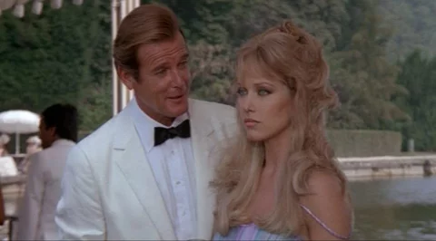 Roger Moore i Tanya Roberts w filmie „Zabójczy widok” (1985)