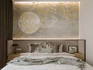 Tapicerowany zagłówek i tapeta ze złotymi ptakami – spokojna elegancja w niewielkiej sypialni