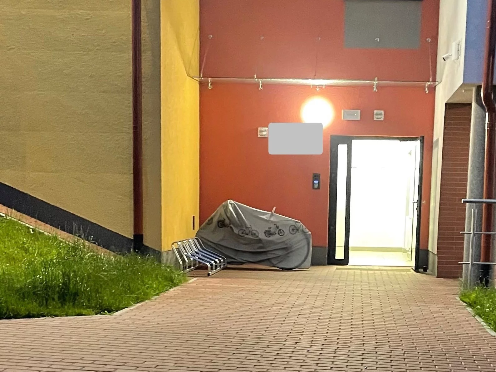 Tarnów. W jednym z mieszkań przy ul. Krzyskiej ujawniono ciało 26-letniej kobiety