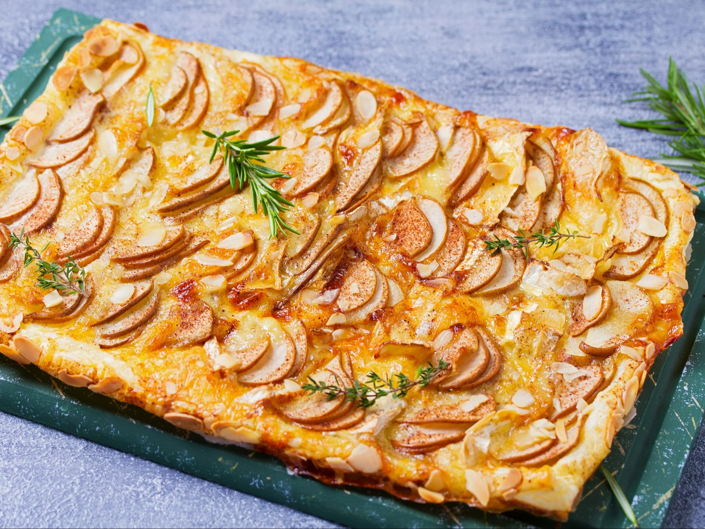 Tarta z ciasta francuskiego z gruszką i serem