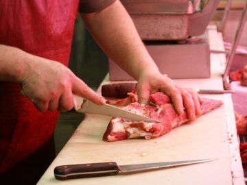 Tasiemcem zarazić się można jedząc surowe mięso wołowe.
