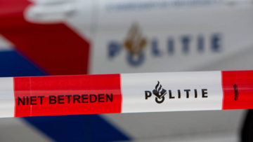 Taśma policji z Holandii na tle radiowozu, zdjęcie ilustracyjne