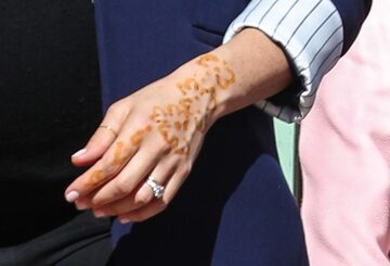 Tatuaż z henny na dłoni księżnej Meghan