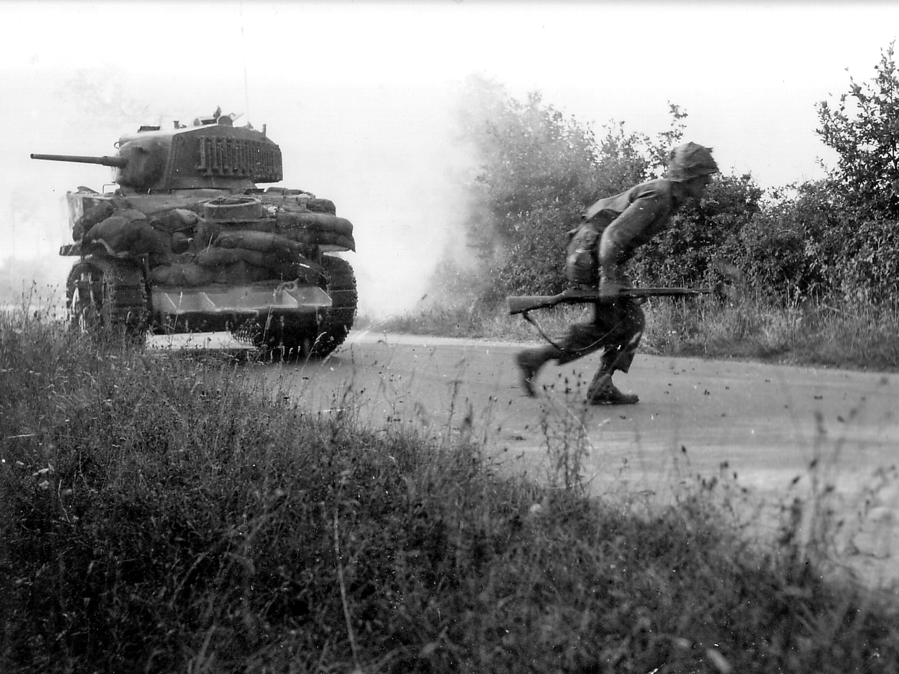 Amerykański żołnierz i czołg M5 Stuart podczas walk w Normandii, 1944 r.