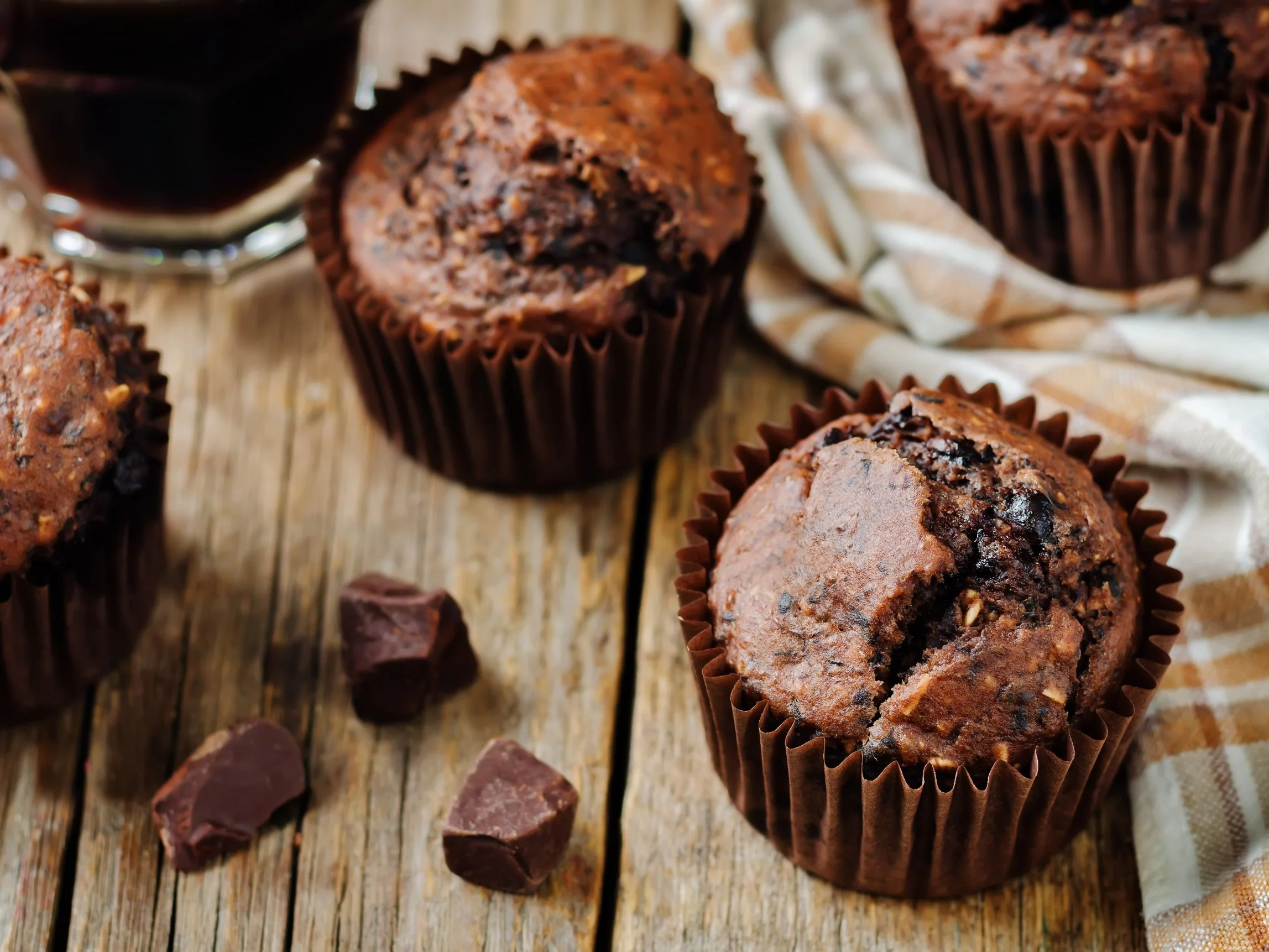 Czekoladowe muffiny z płatkami owsianymi i kawą