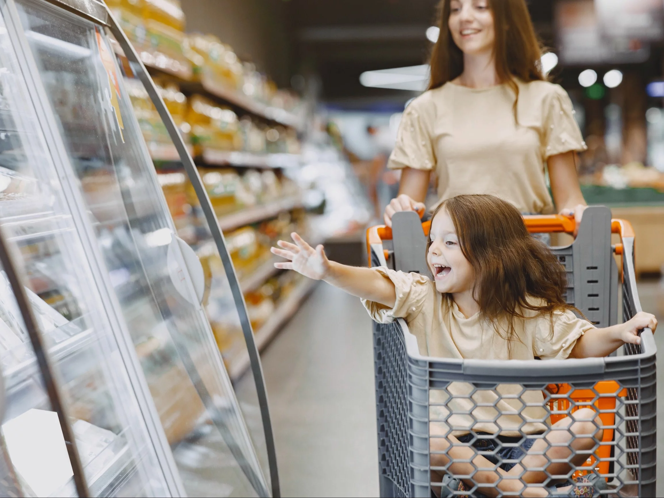 Kobieta z dzieckiem w supermarkecie, zdjęcie ilustracyjne