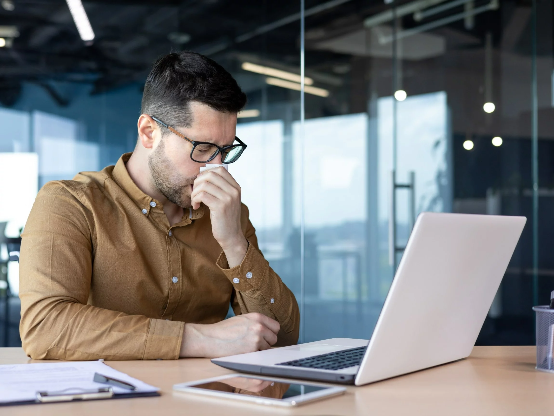 Polacy pracują mimo choroby. Najczęściej ta grupa
