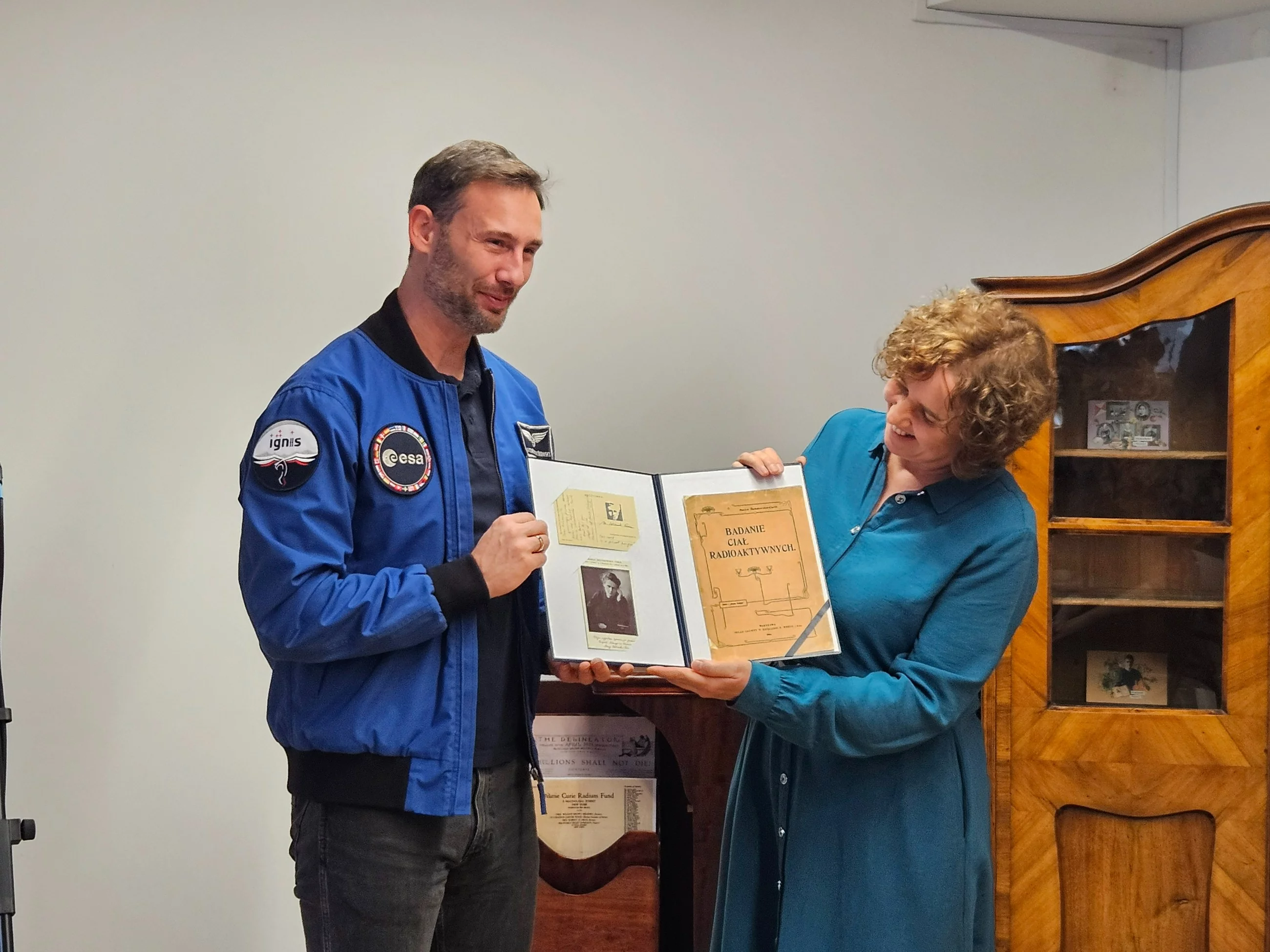 Dr Sławosz Uznański-Wiśniewski i Barbara Gołębiowska, dyrektorka Muzeum Marii Skłodowskiej-Curie w Warszawie