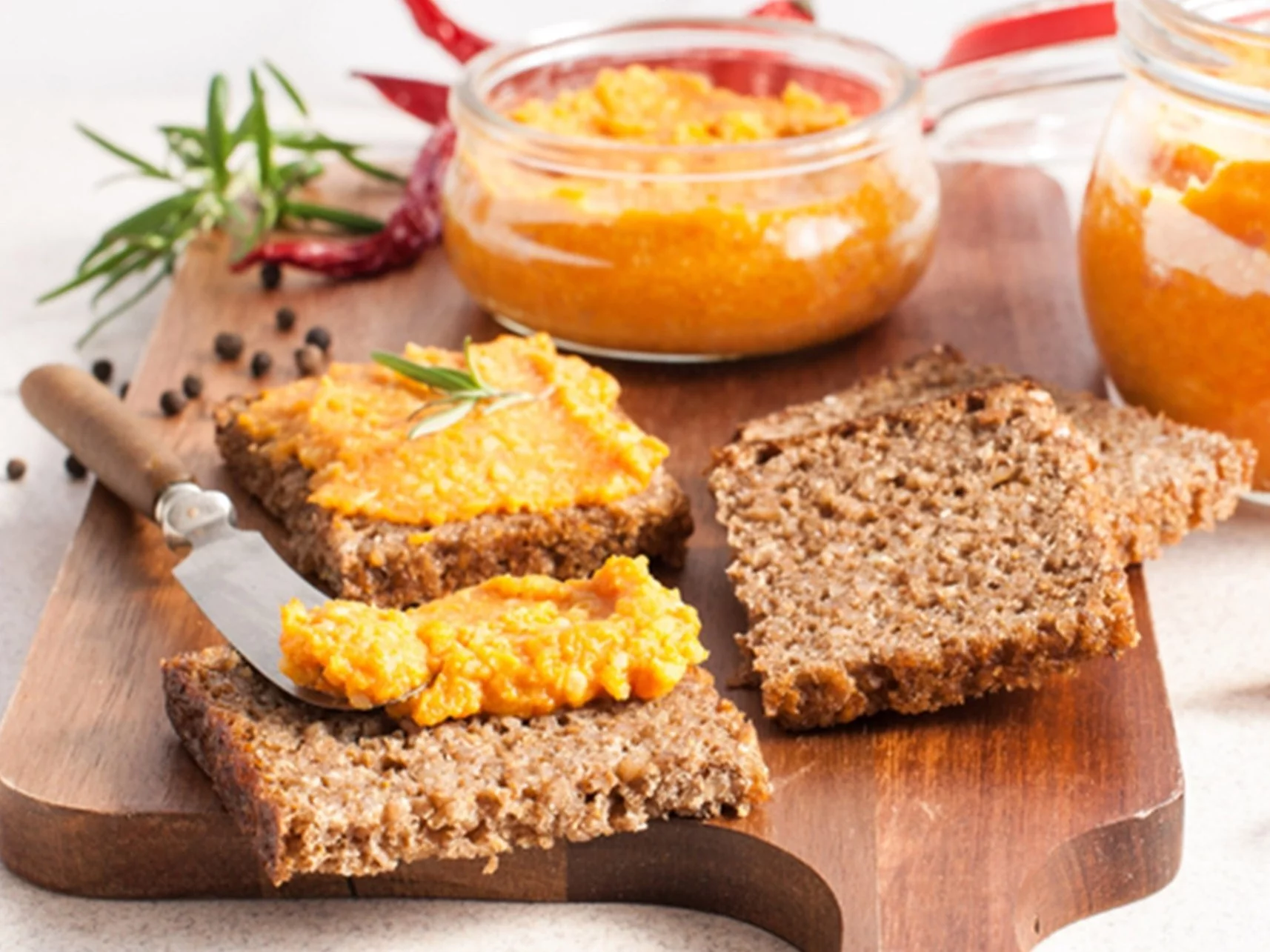 To smarowidło do kanapek miała w kuchni każda gospodyni w PRL-u. Przepis jest banalnie prosty