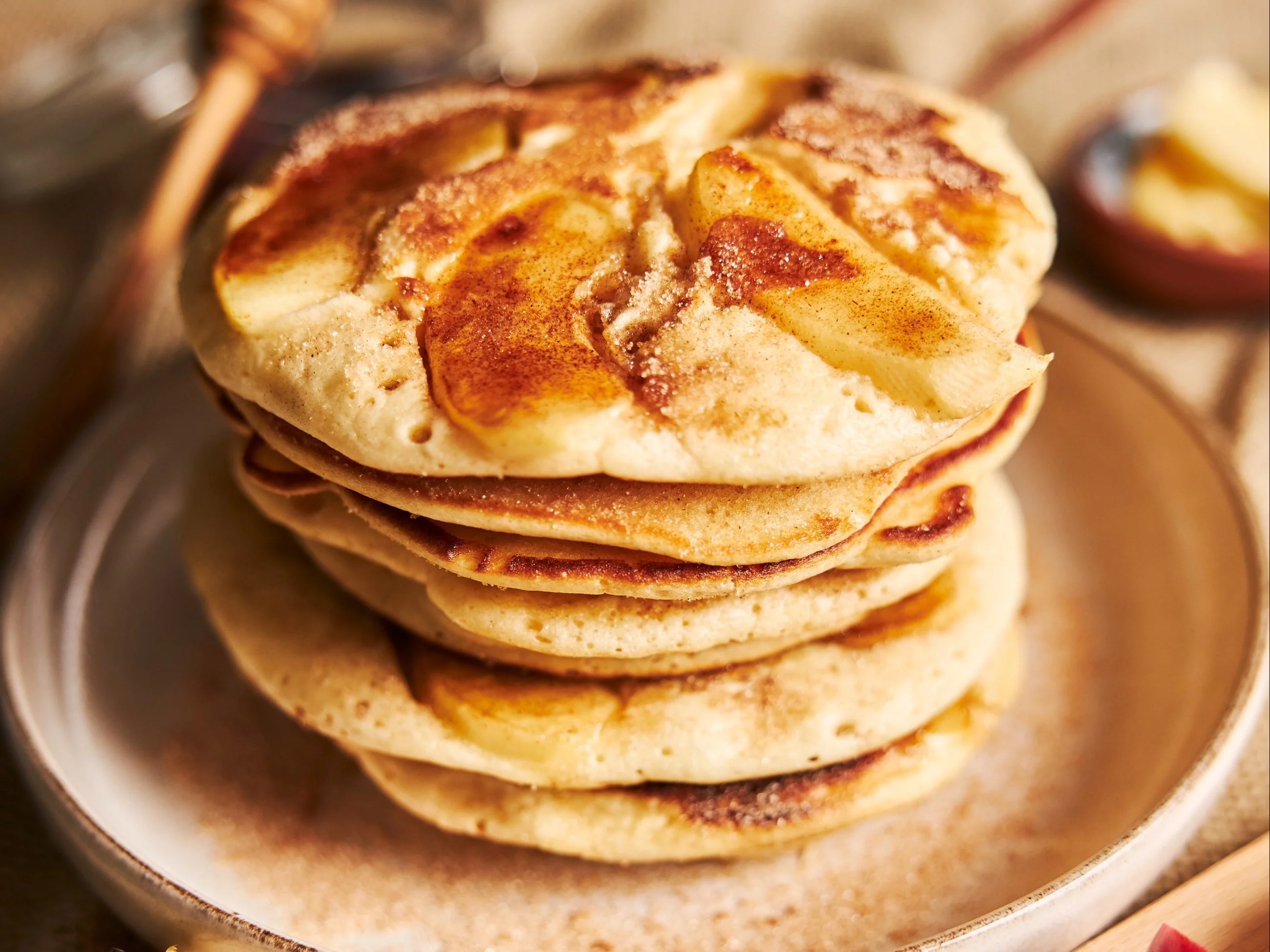Jesienią smażę tylko te placuszki. Ciepłe, pachną jabłkiem i poprawiają humor, gdy za oknem szaro
