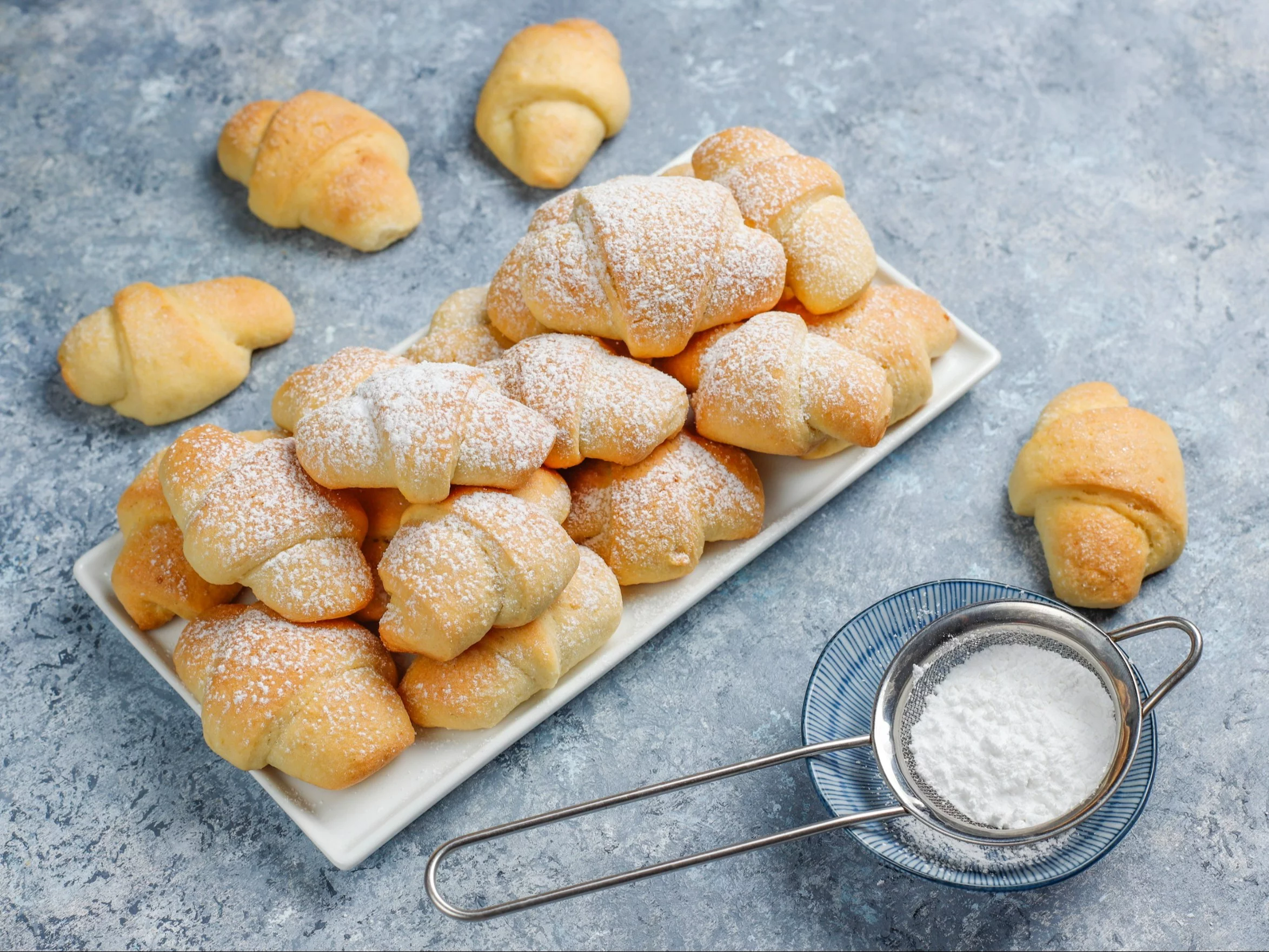 Rogaliki posypane cukrem pudrem