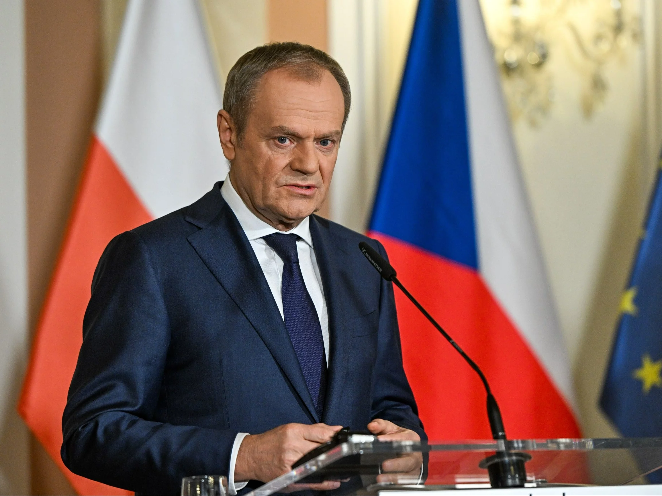 Donald Tusk podczas konferencji prasowej w Pradze