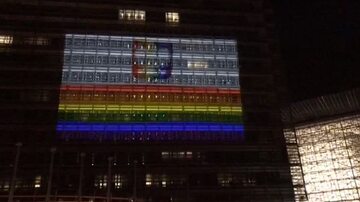 Tęczowa iluminacja na fasadzie budynku Komisji Europejskiej
