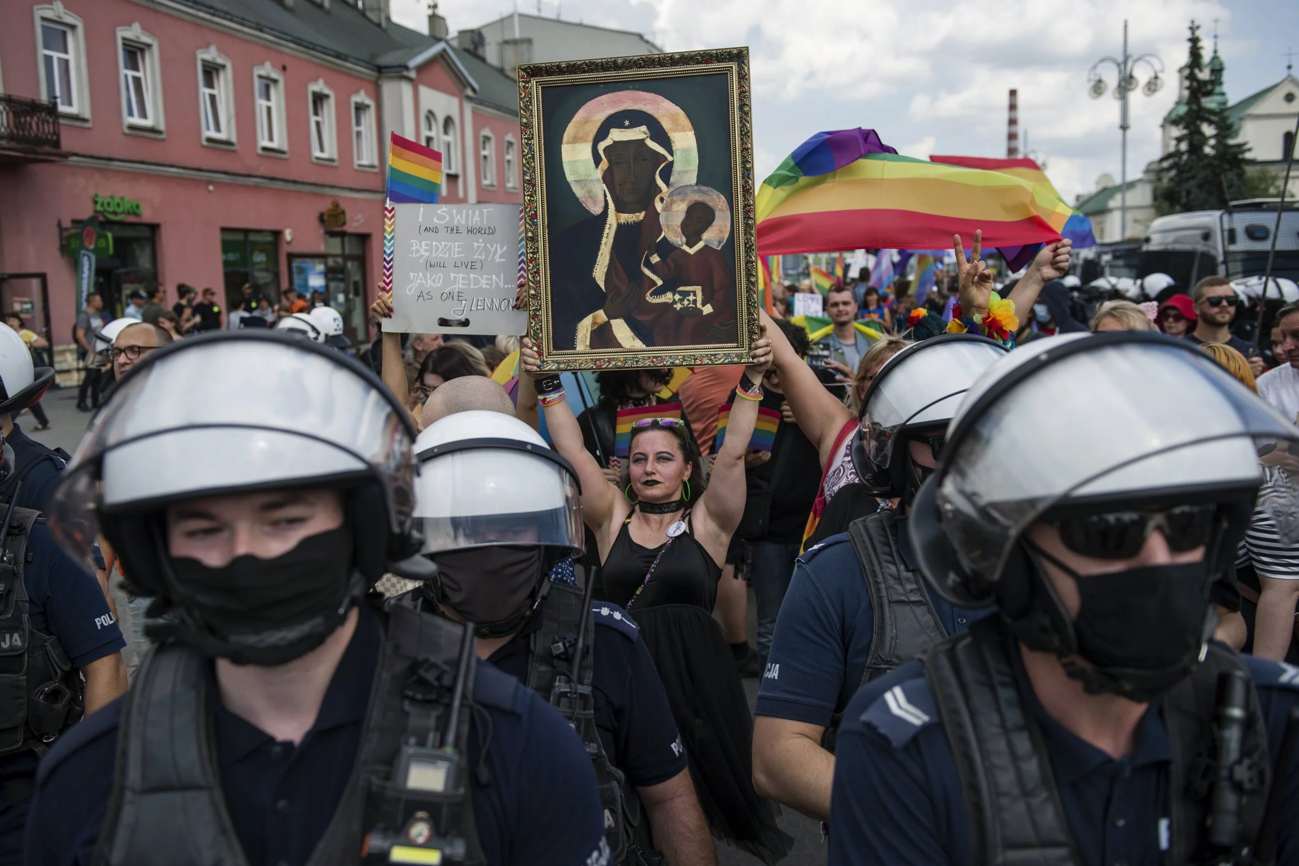 Tęczowa wersja obrazu Matki Boskiej na jednym z Marszów Równości