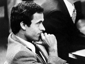 Ted Bundy podczas rozprawy w 1979 roku
