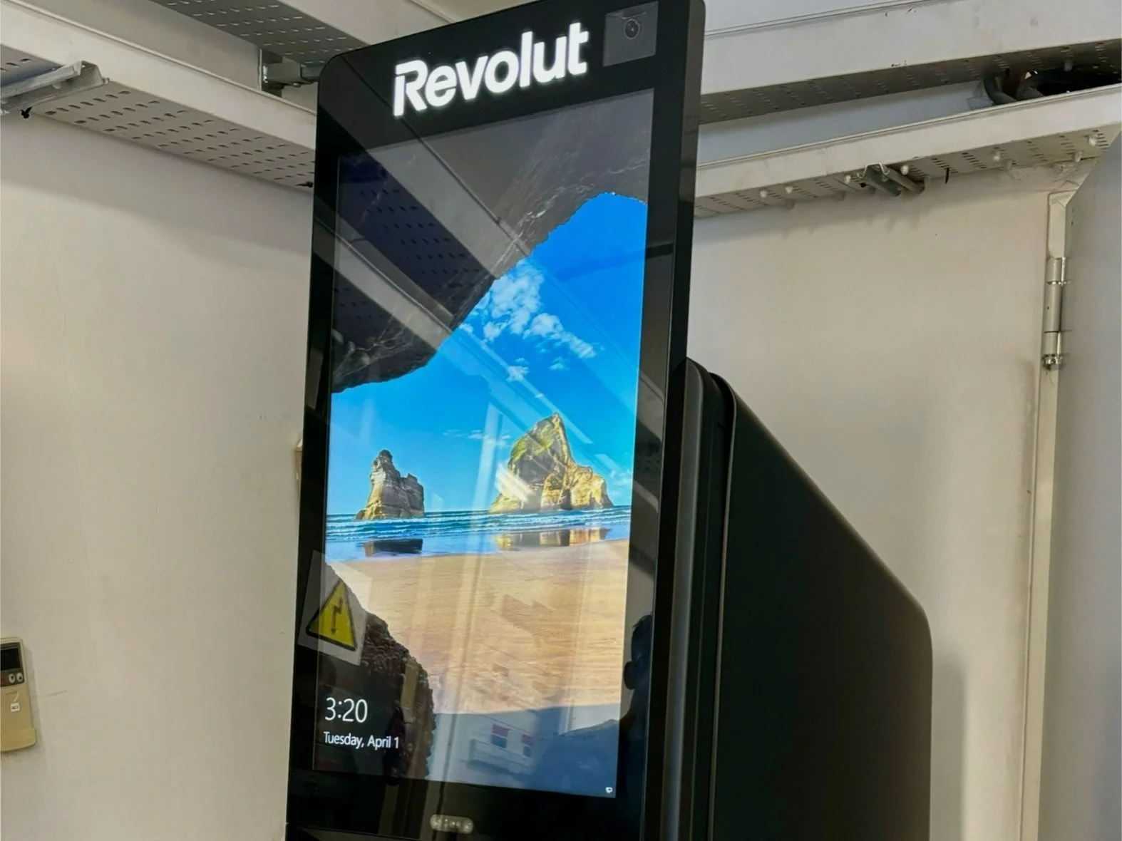 Bankomat marki Revolut