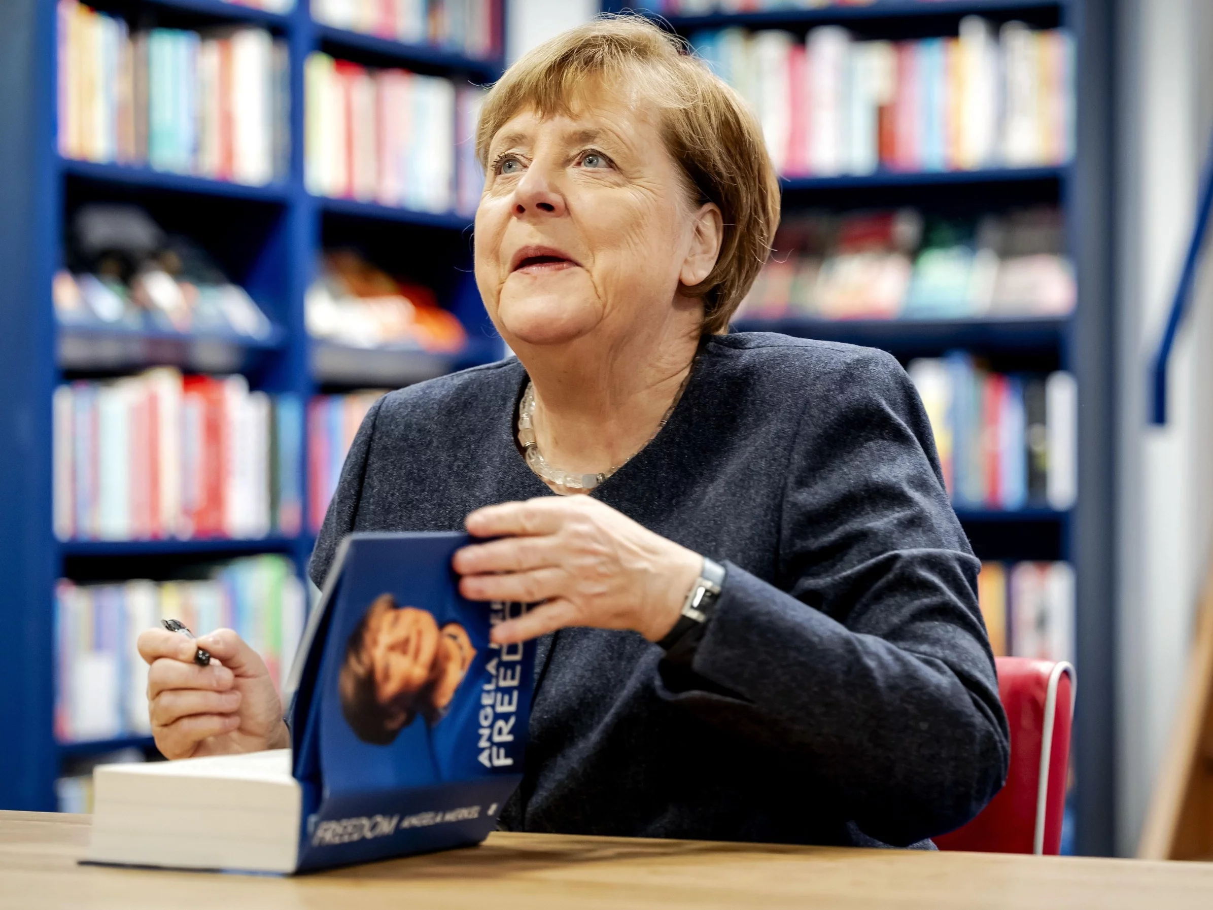 Angela Merkel podpisuje egzemplarz swojej autobiografii