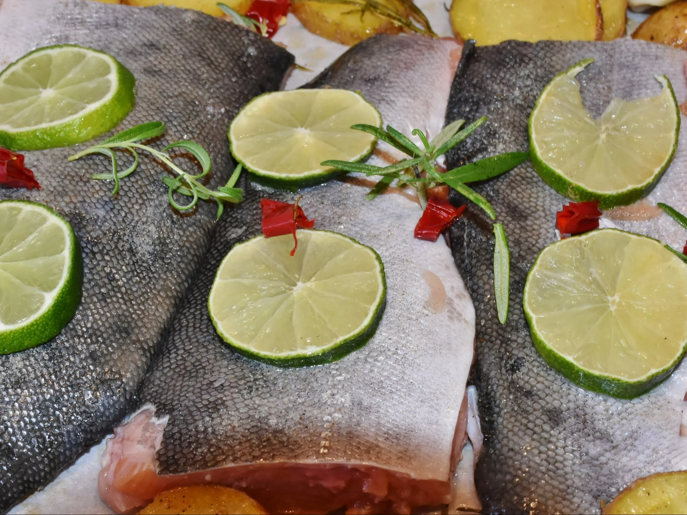 Surowe filety rybne z limonką
