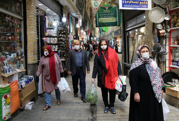 Teheran. Ludzie w maseczkach ochronnych