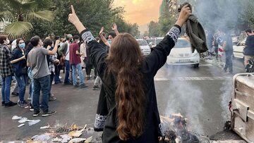 Teheran. Po śmierci Mahsy Amini kobity wyszły na ulice, by protestować przeciwko reżimowi