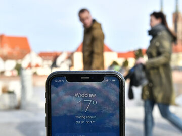 Telefon wskazuje temperaturę 17 st. C. we Wrocławiu. Pierwszy dzień 2023 r. jest rekordowo ciepły