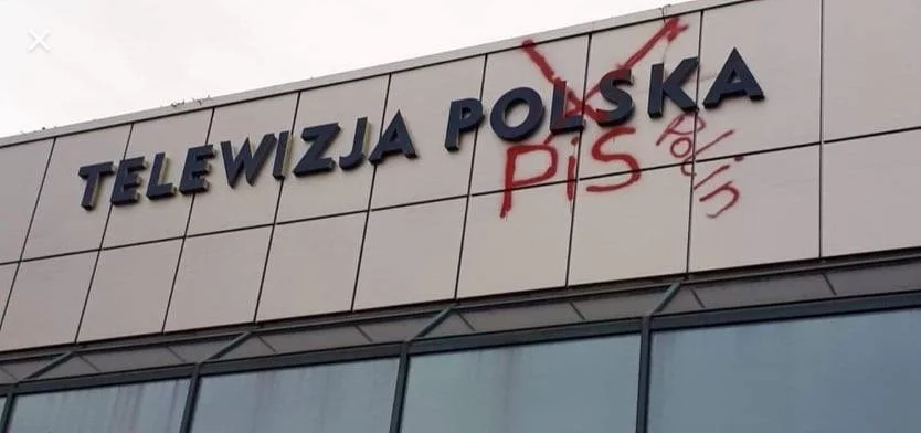 Zniszczona elewacja budynku TVP Rzeszów