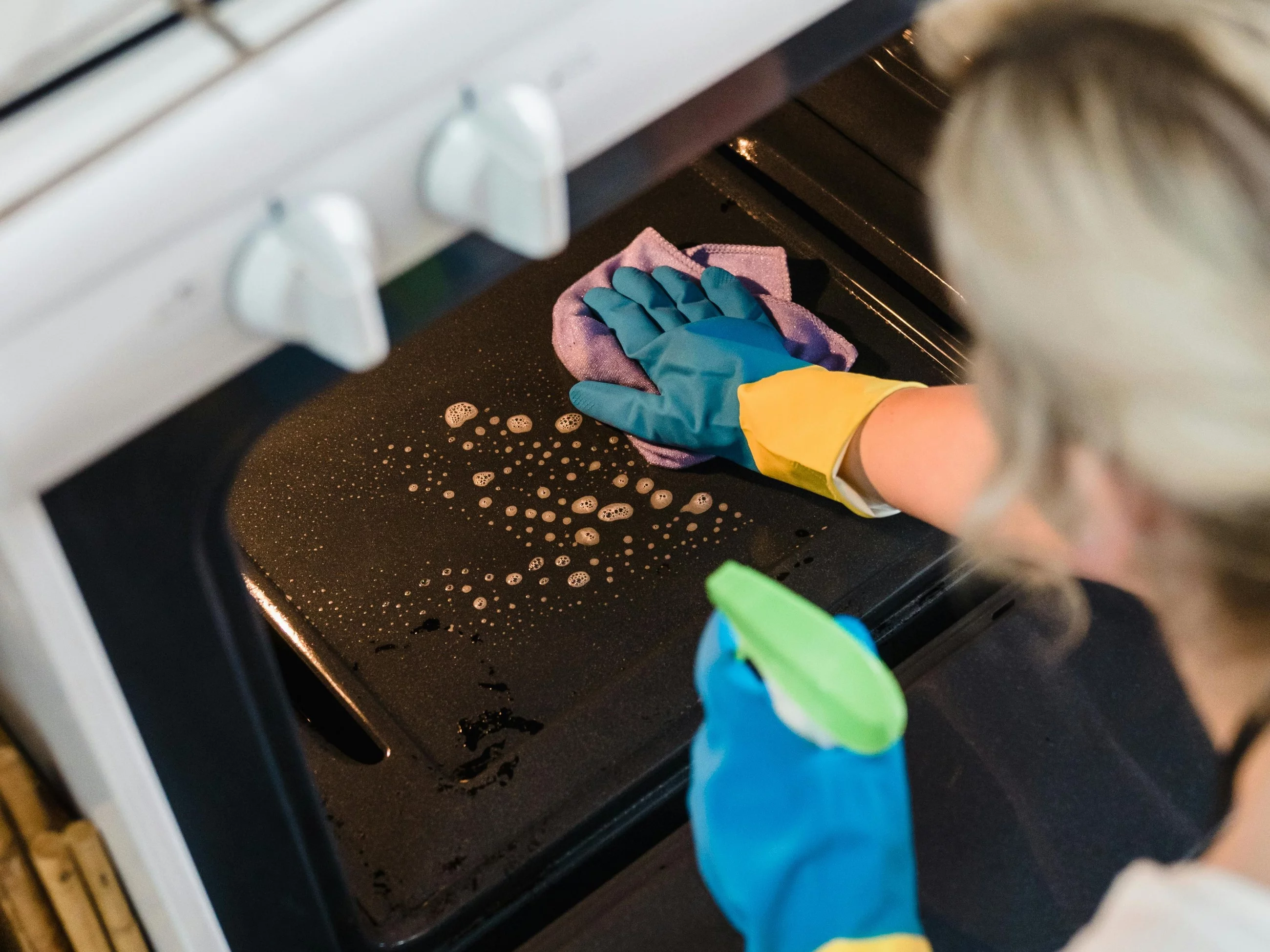 Zanim kupisz żrący odtłuszczacz – sprawdź ten domowy patent na piekarnik