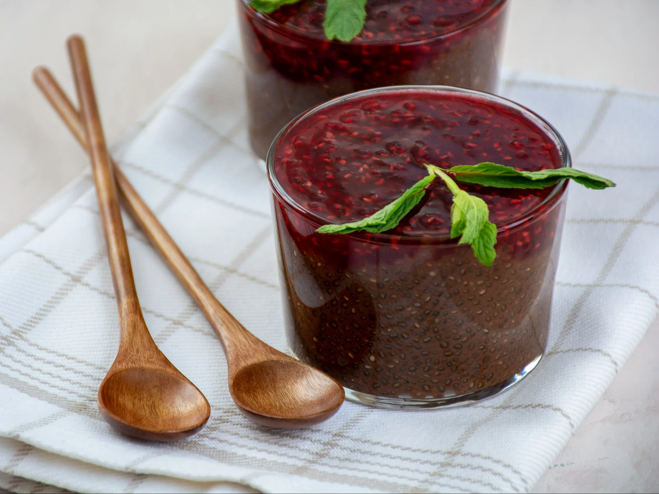 Czekoladowy pudding chia z malinami