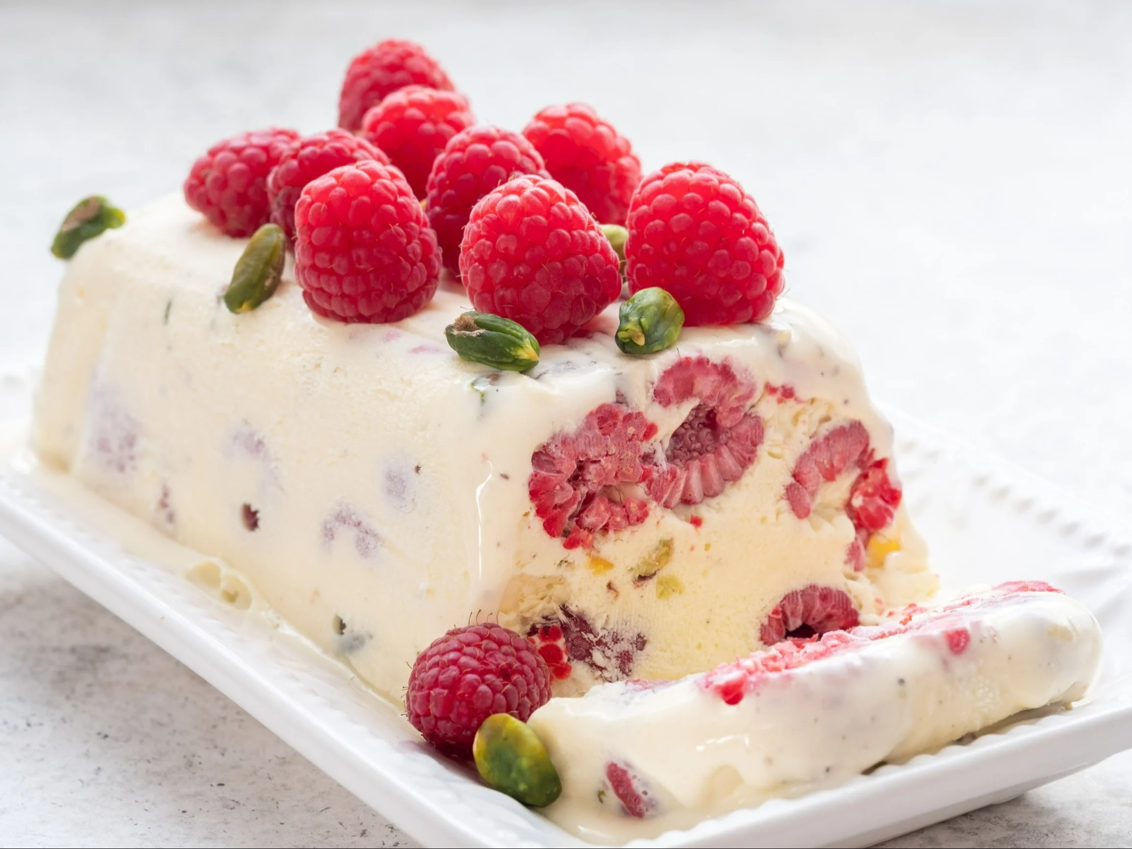 Semifreddo z malinami i pistacjami