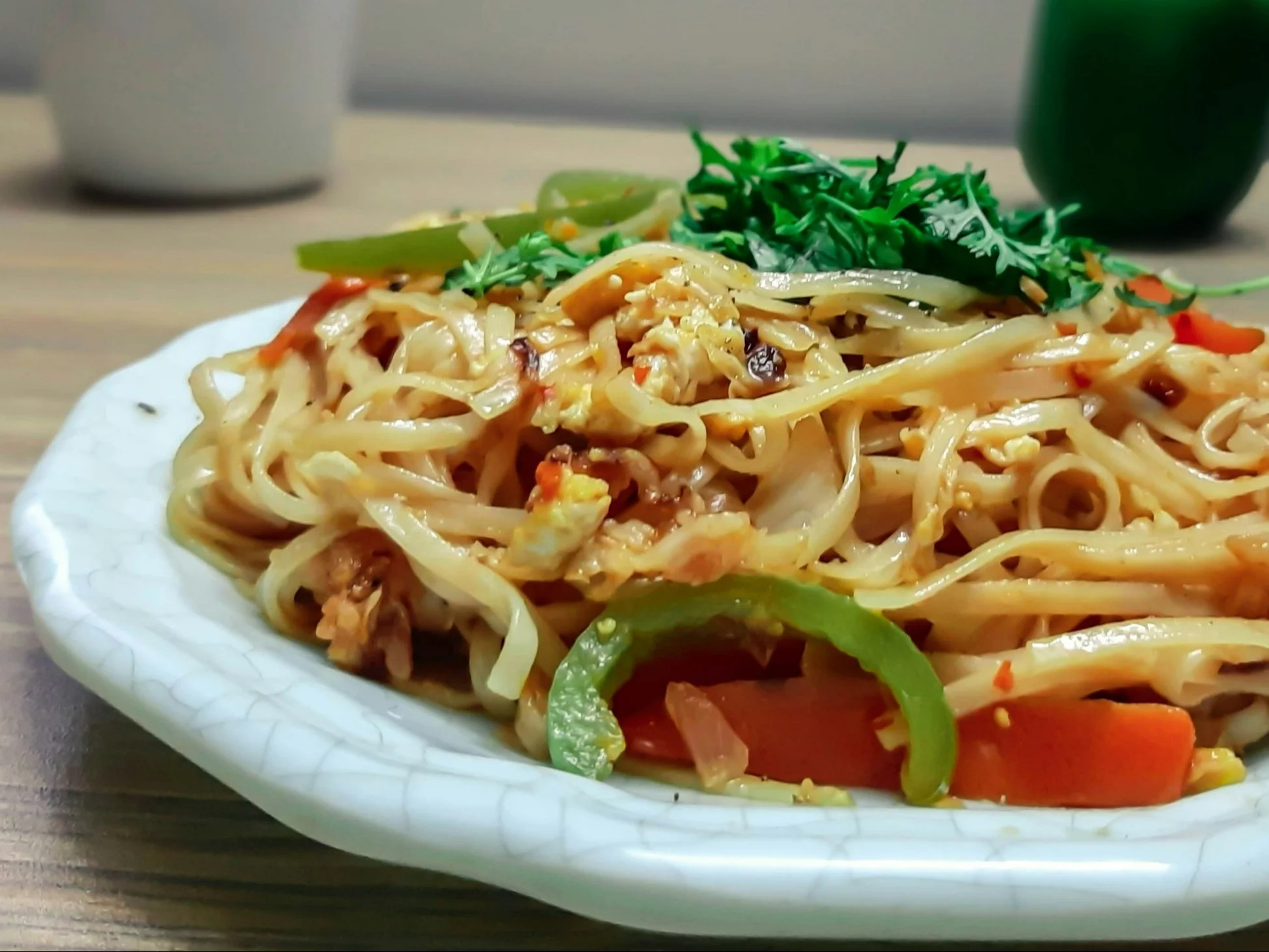 Makaron azjatycki z jajkiem i warzywami