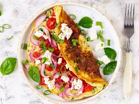 Omlet z warzywami i fetą