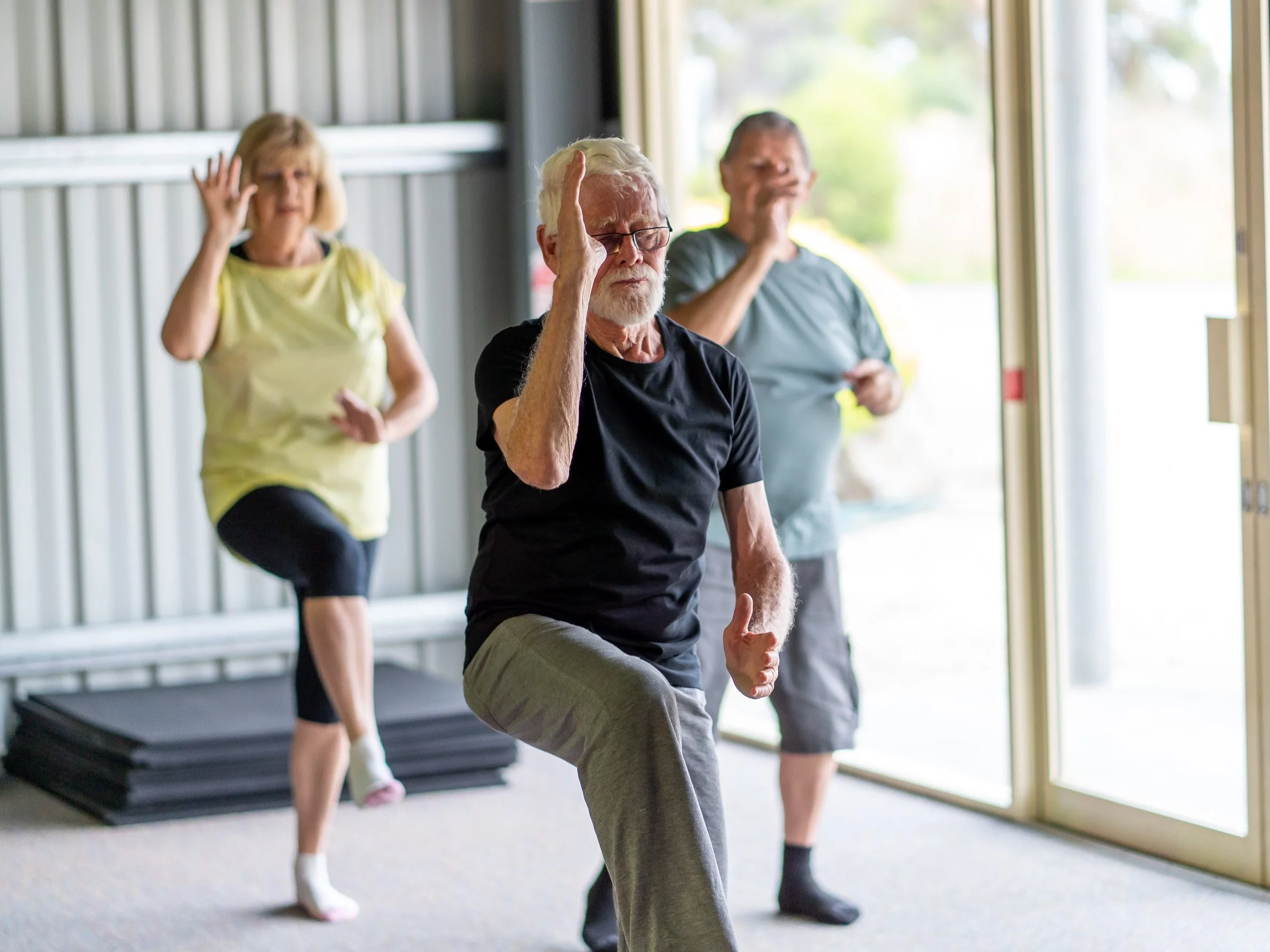 Grupa seniorów podczas treningu tai chi