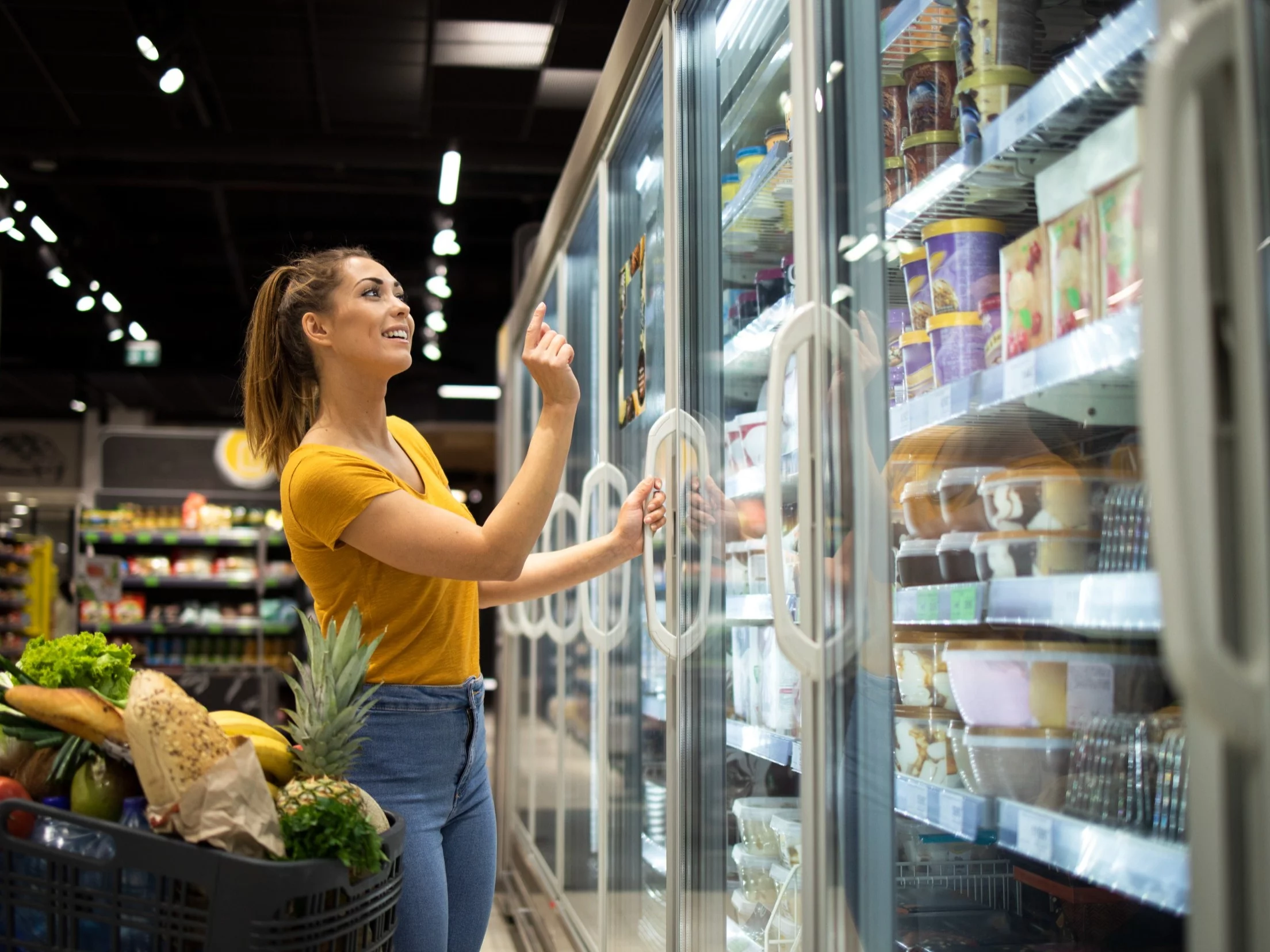 Kobieta na zakupach w supermarkecie, zdjęcie ilustracyjne
