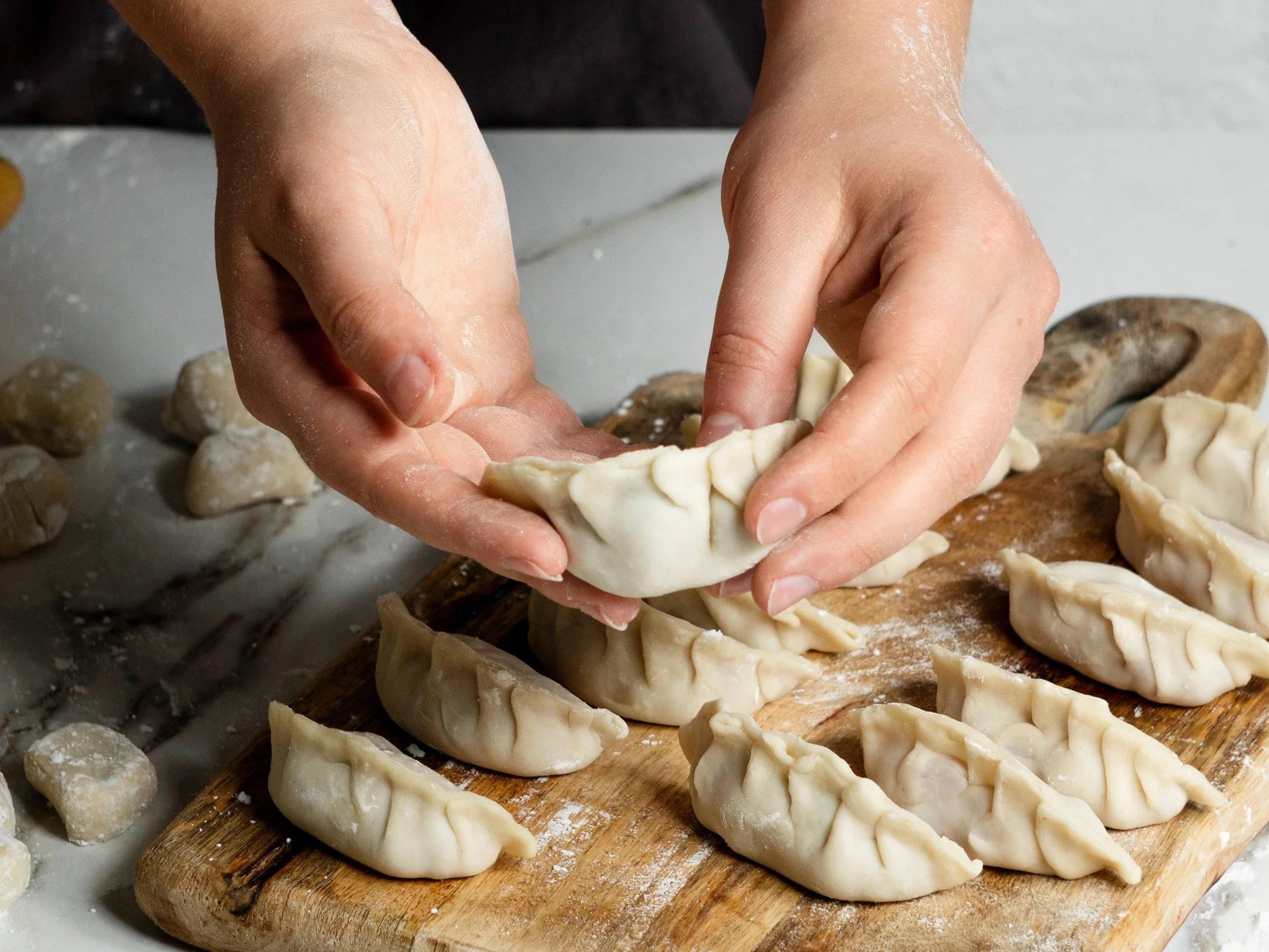 Lepienie pierogów, zdjęcie ilustracyjne