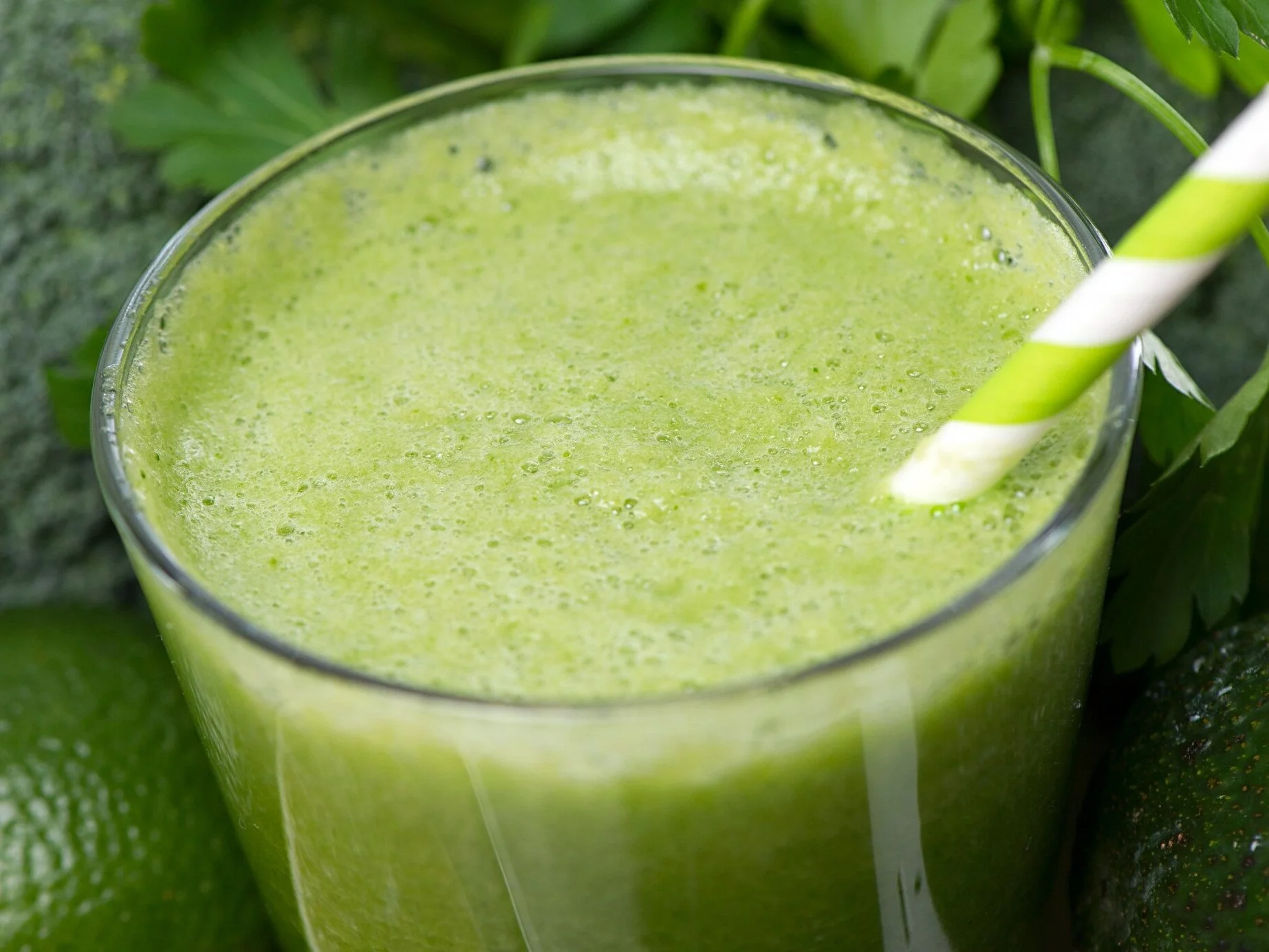 Ten zielony sok piją stulatkowie. Eksperci mówią jasno: to działa