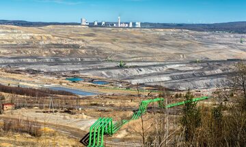 Tereny kopalni Turów, w tle Elektrownia Turów