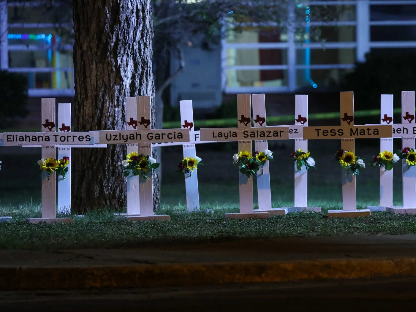 Krzyże przed szkołą Robb Elementary School, w której doszło so strzelaniny