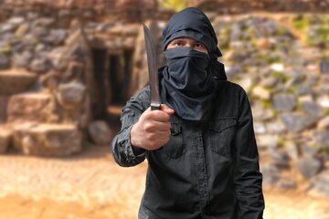 Terrorysta z nożem - zdjęcie ilustracyjne