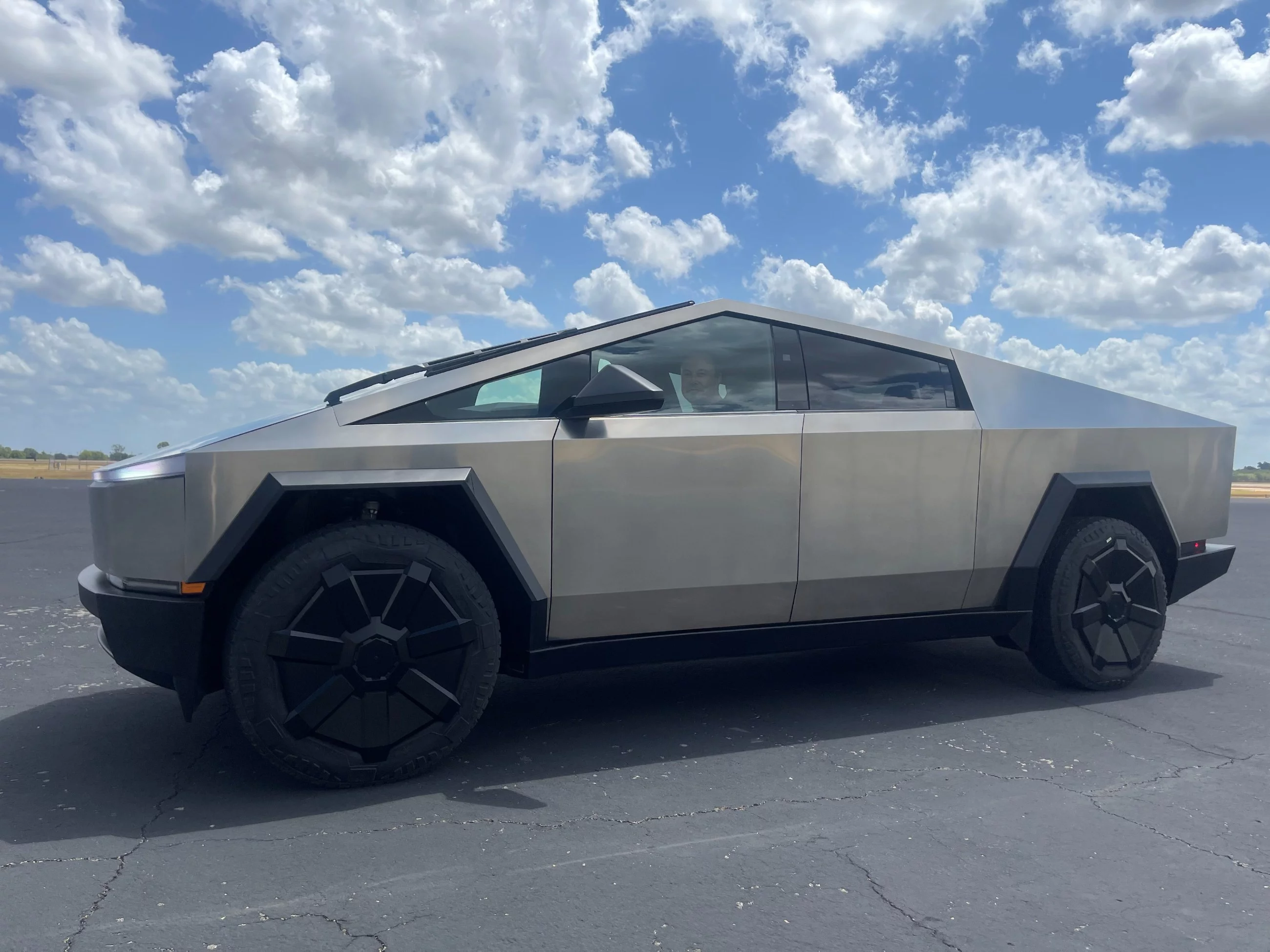 Elon Musk w aucie Tesla Cybertruck