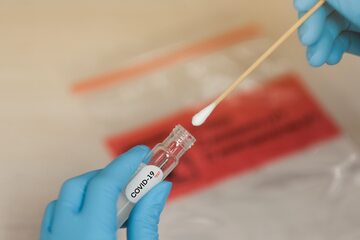 Test na koronawirusa, zdjęcie ilustracyjne