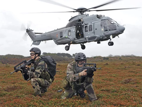 Francuscy żołnierze i Eurocopter EC725 Caracal (fot. mat. pras / Anthony Pecchi)