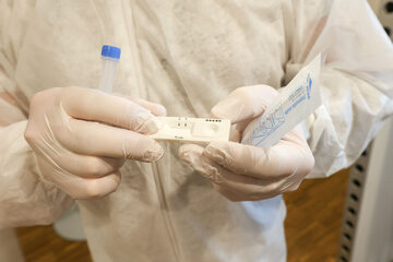 Testy na obecność koronawirusa (zdjęcie ilustracyjne)