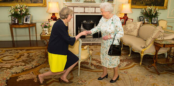 Theresa May i królowa Elżbieta II