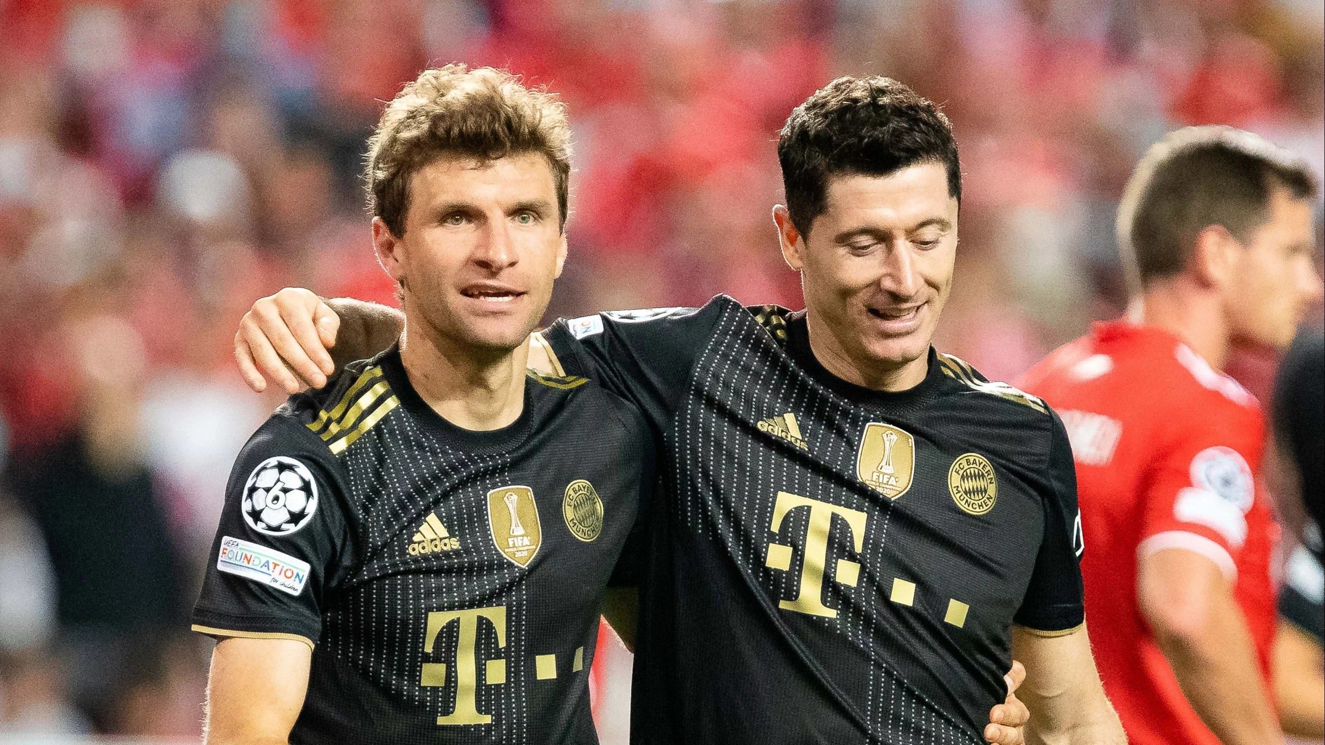 Thomas Mueller (L) i Robert Lewandowski (P)